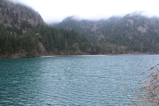 山间幽蓝湖泊美景