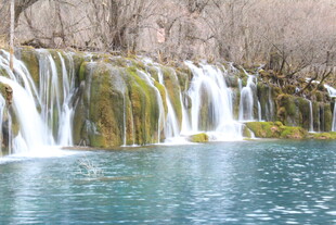 壮观瀑布下的清澈水域