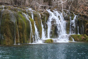 山间瀑布下的碧绿潭水