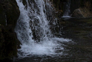 山间小瀑布水流飞溅