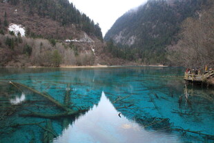 梦幻蓝湖 山间静谧美景