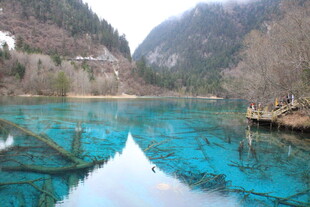 梦幻蓝湖 山水相映成趣
