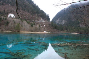 梦幻蓝湖 山间的澄澈美景