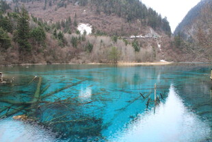 梦幻蓝湖 山林间的绝美风光