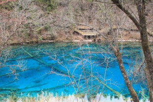 梦幻蓝湖 山间静谧美景