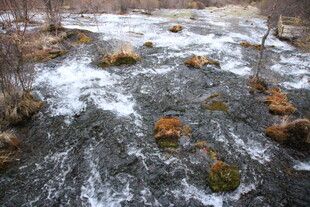 山间湍急溪流与石块景观