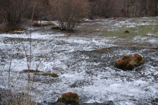 山间融雪的溪流景观