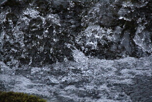 湍急溪流中的白色水花景象