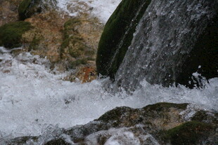 山间溪流瀑布水花飞溅