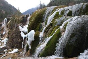 山间冰雪瀑布景观