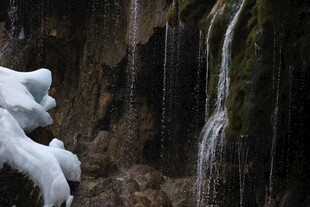 冬日瀑布旁的冰雪景观