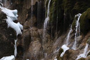 冬日冰雪覆盖的山间瀑布