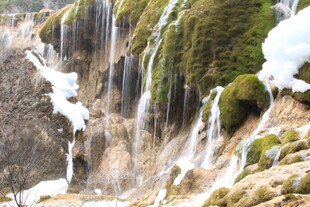 冬日山间冰雪覆盖的瀑布