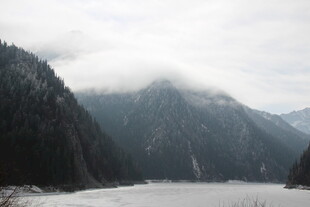 雪山下的静谧冰封湖泊