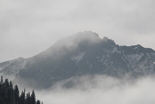 云雾缭绕中的巍峨山峰