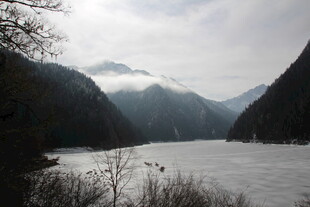 山水间的静谧湖景