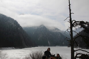 湖畔山林间的静谧风景