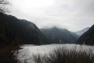云雾缭绕的山水美景