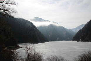 山水间的静谧湖景