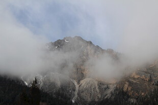云雾缭绕的壮美山峰