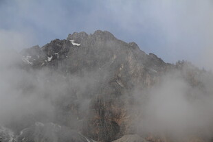 云雾缭绕的巍峨山峰