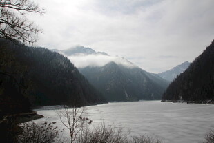山水云雾间的静谧湖景