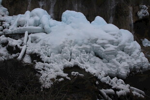 堆积的白色冰雪景观