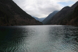 宁静山水间的澄澈湖泊