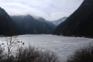 山间静湖 云雾缭绕之景
