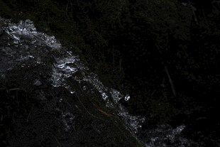 山间瀑布水流湍急景象