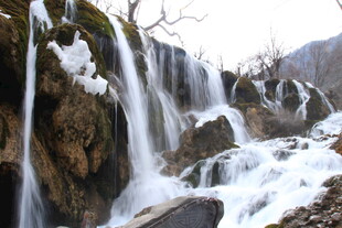 冬日山间冰雪覆盖的瀑布