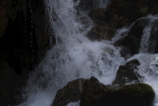 山间瀑布水流冲击岩石