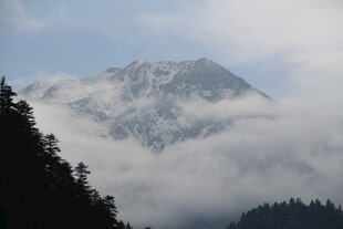 云雾缭绕的巍峨山峰