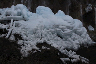 堆积的白色冰雪景观