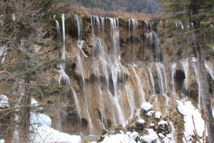 冬日山间冰凌瀑布景观