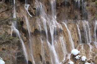 冬日雪景中的壮观瀑布