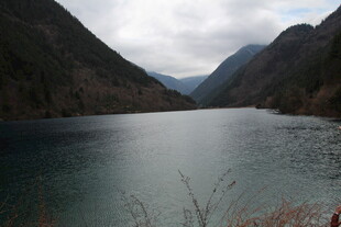宁静高山湖泊美景