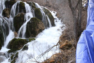 山间冰雪覆盖的灵动瀑布