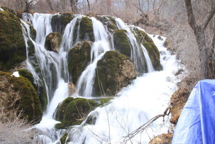 山间冰雪覆盖的美丽小瀑布