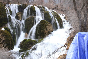 山间冰雪覆盖的层叠小瀑布