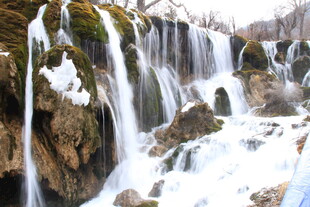 冬日冰雪覆盖的壮观瀑布