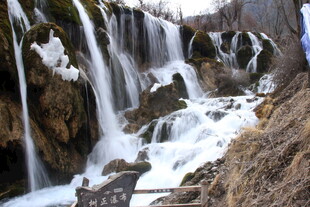 冬日山间瀑布美景