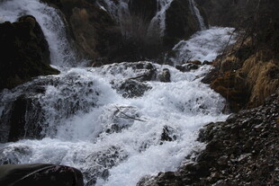 山间湍急溪流瀑布景象