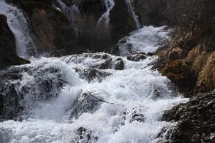 山间湍急溪流瀑布景观