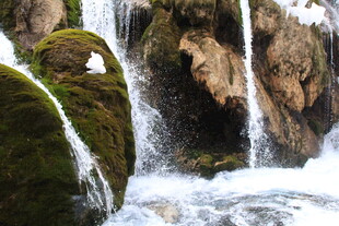 山间瀑布 冰雪与青苔之景