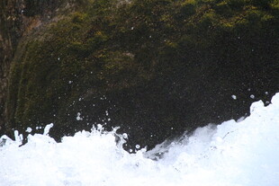 海浪拍打礁石瞬间