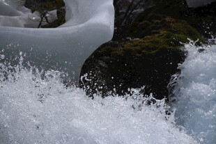 山间激流飞溅的清澈水花