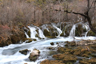 山间溪流瀑布自然美景