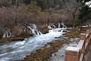 山间溪流旁的木质观景台