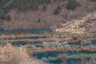 五彩斑斓的山间湖泊